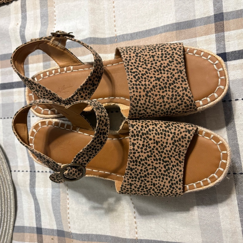 Universal thread size 9 sandals NWOT